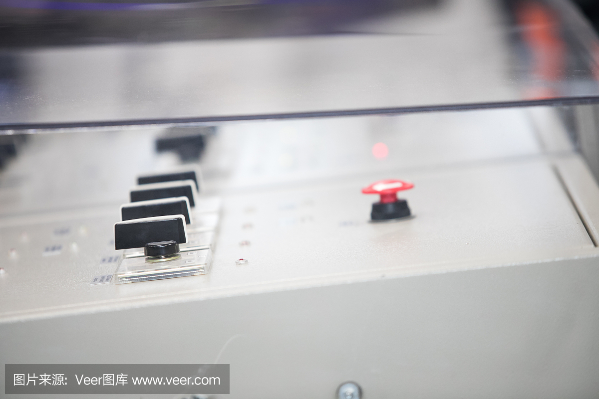 电气控制面板外壳用于供电和配电。不间断、电器的电压。